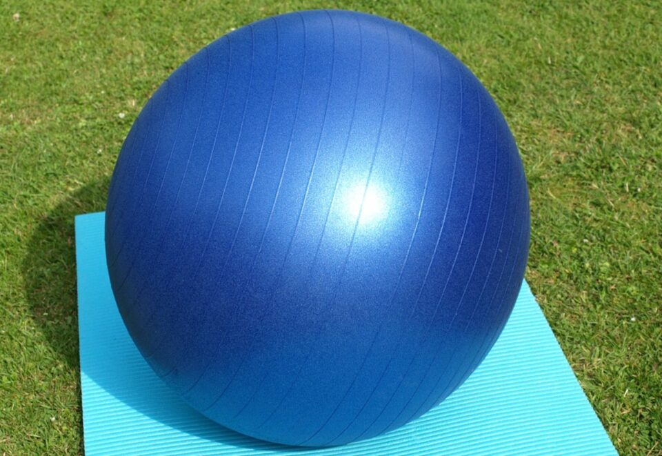 6-ways-to-use-your-new-exercise-ball-icydk